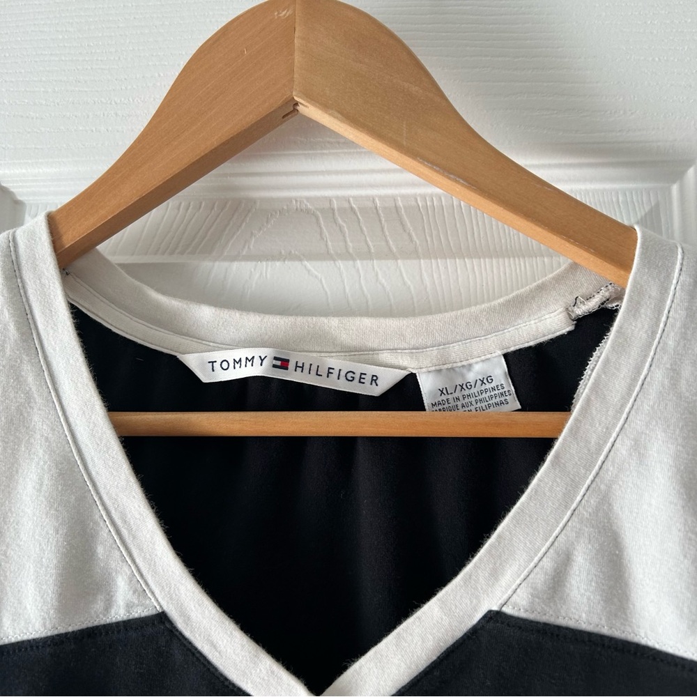 Sold x list Tommy Hilfiger Vintage Y2K Women's Black and Red V-Neck Top XL - Picture 3 of 5